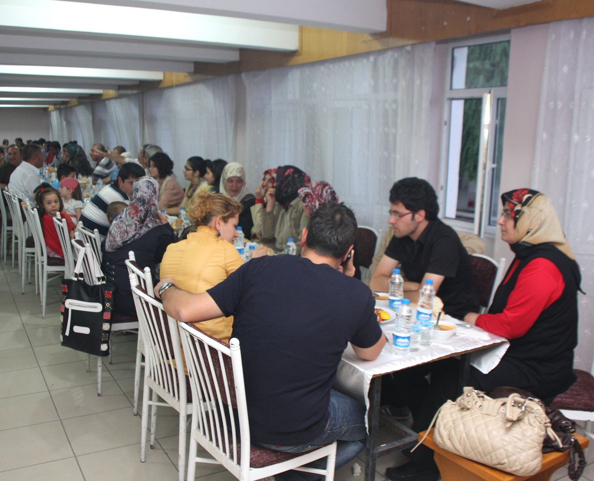 Ahlat Kafkas Kültür ve Dayanışma Derneği\'nden İftar Yemeği