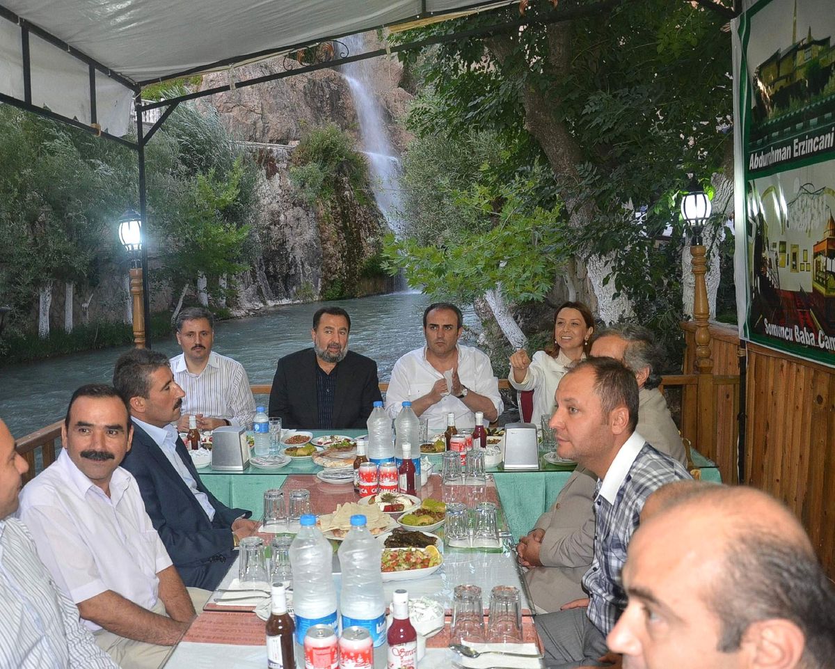 AK Parti Grup Başkan Vekili Mahir Ünal\'ın Şelale Altında İftar Keyfi