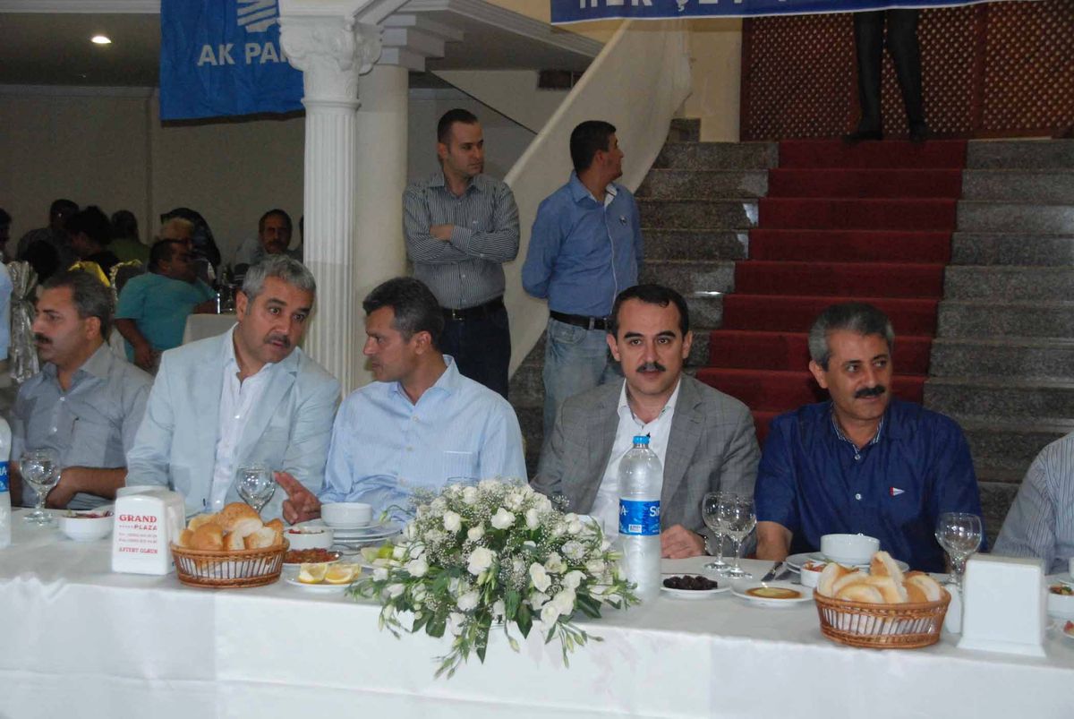 AKP İskenderun Teşkilatı İftar Verdi