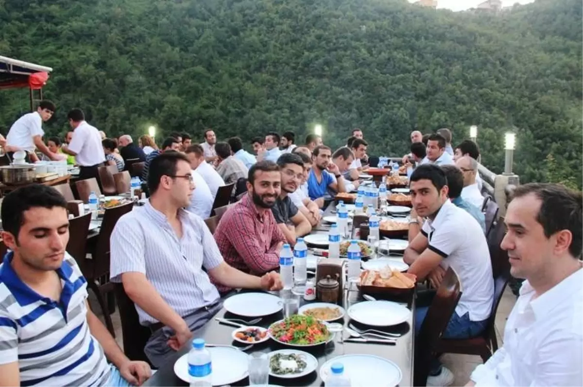 Ak Partili Gençler İftarda Bir Araya Geldi