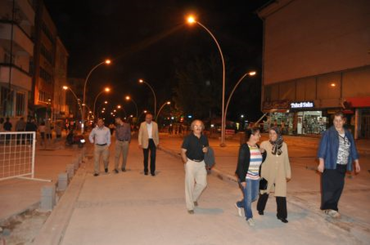 Atatürk Caddesi Akşamları Bir Başka Güzel.