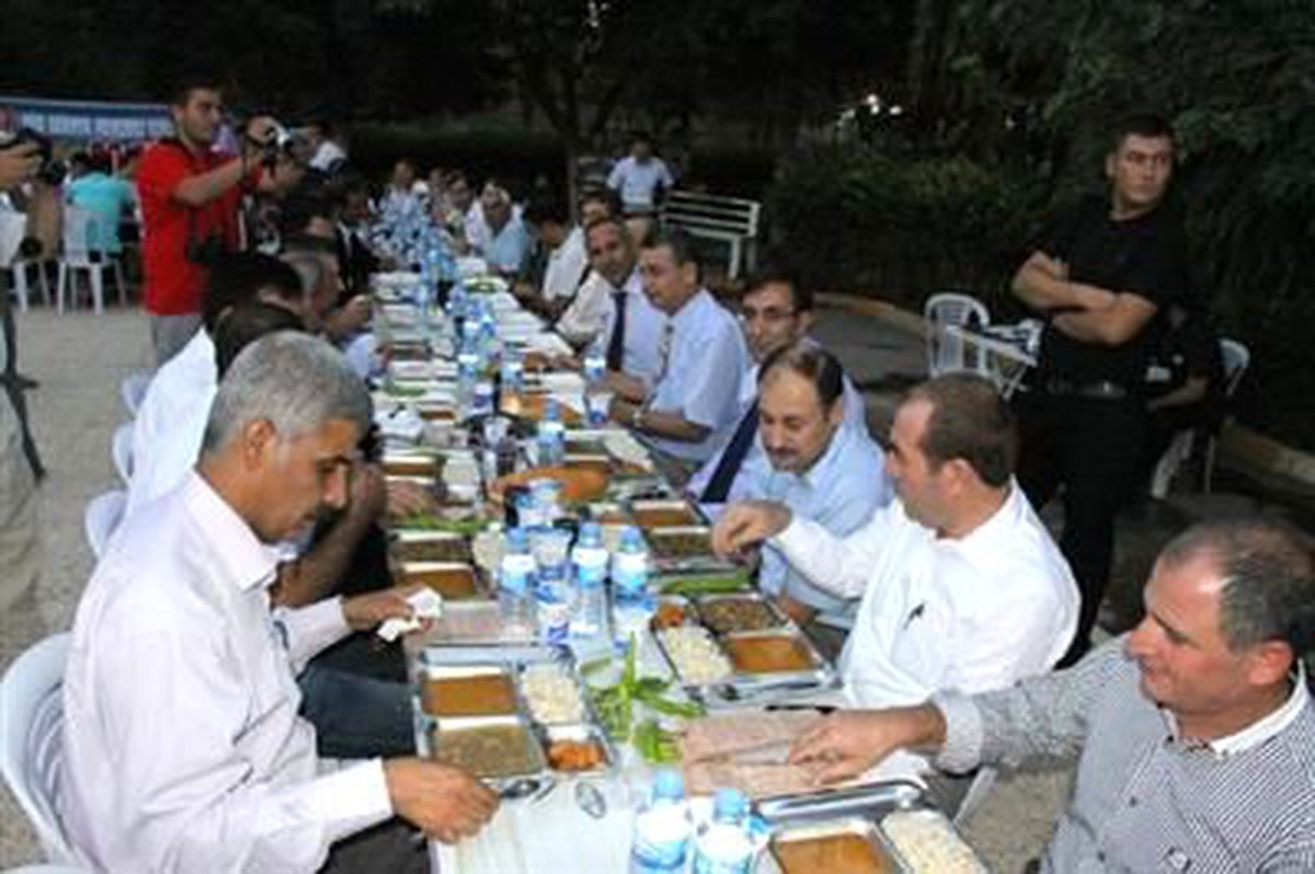 Bakan Yılmaz, Siverek\'te İftar Yemeğine Katıldı