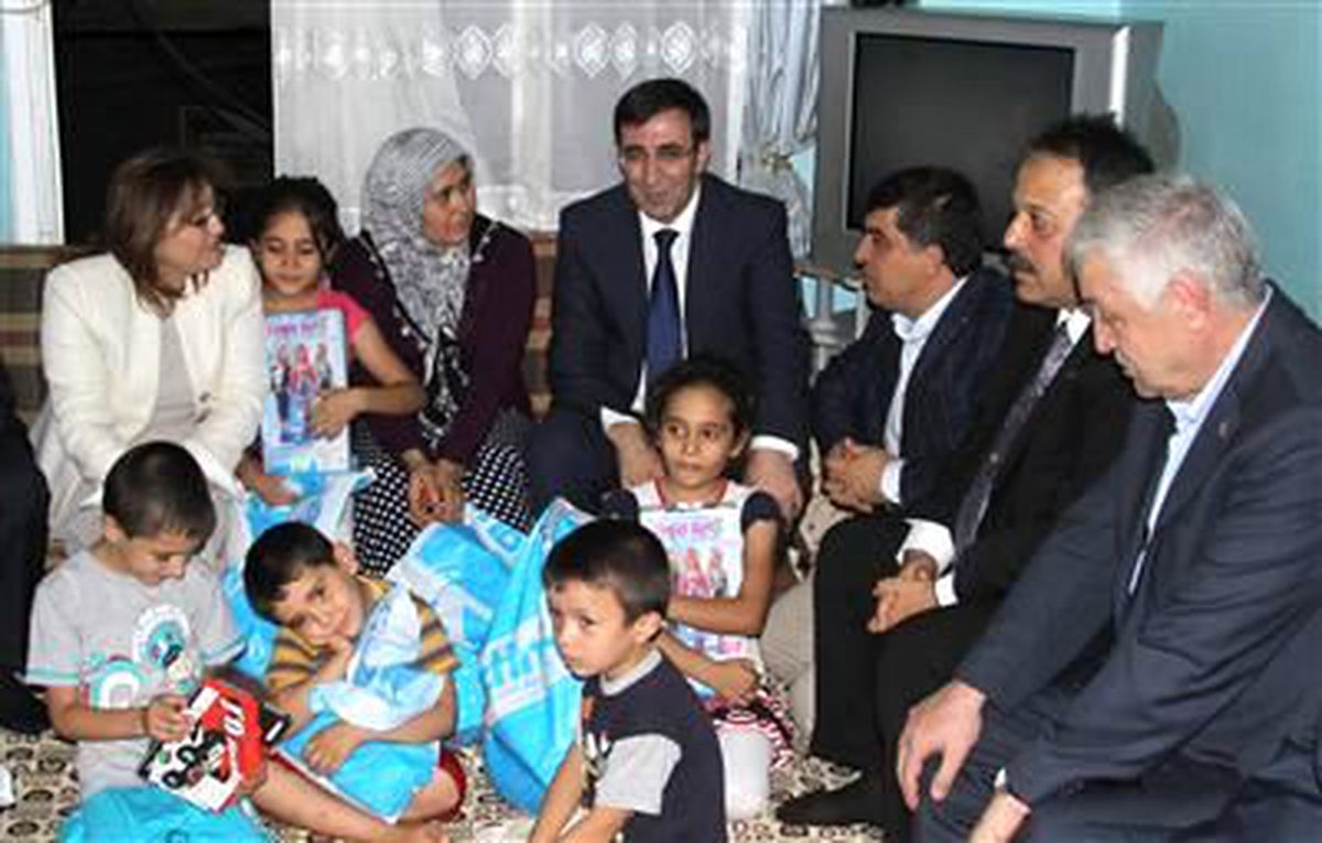 Bakanlar Yoksul Aile Ziyaretinde