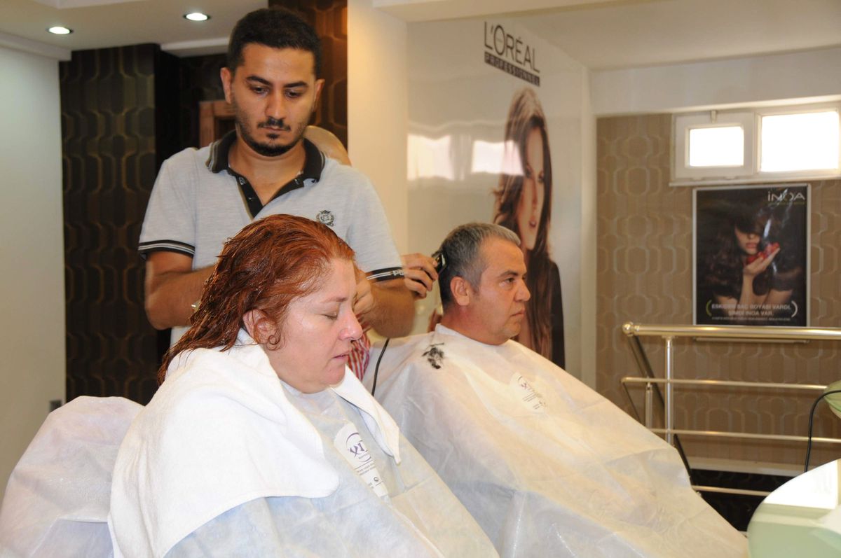 Belediye Başkanı Eşine Destek İçin Saçlarını Kısalttırdı