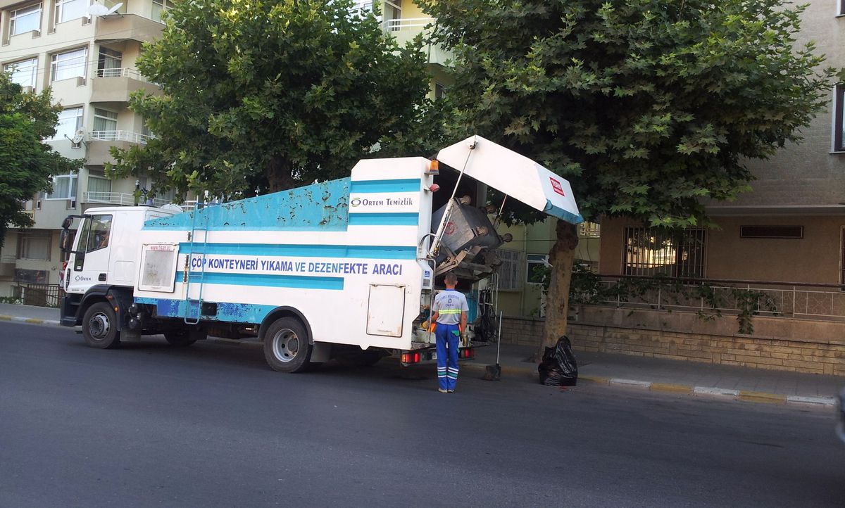 Çöp Konteynırları Dezenfekte Ediliyor