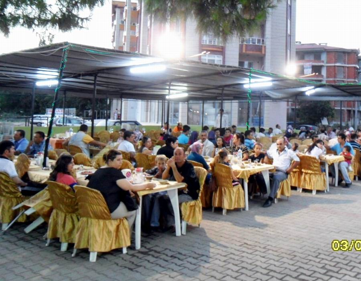 Edremit\'teki Belediye Temizlik İşçileri İftarda Buluştu