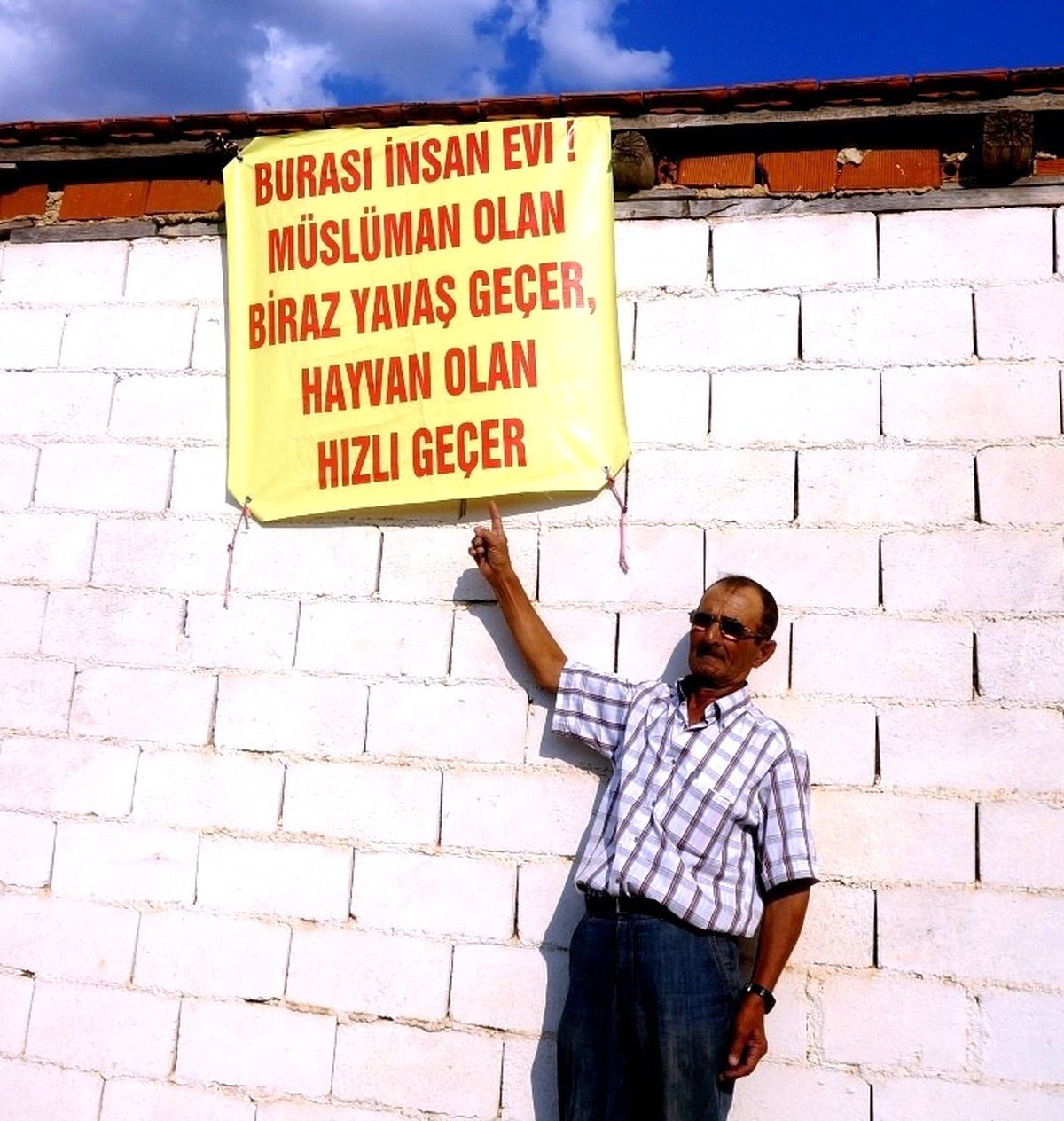 Evine Uyarı Pankartı Astı