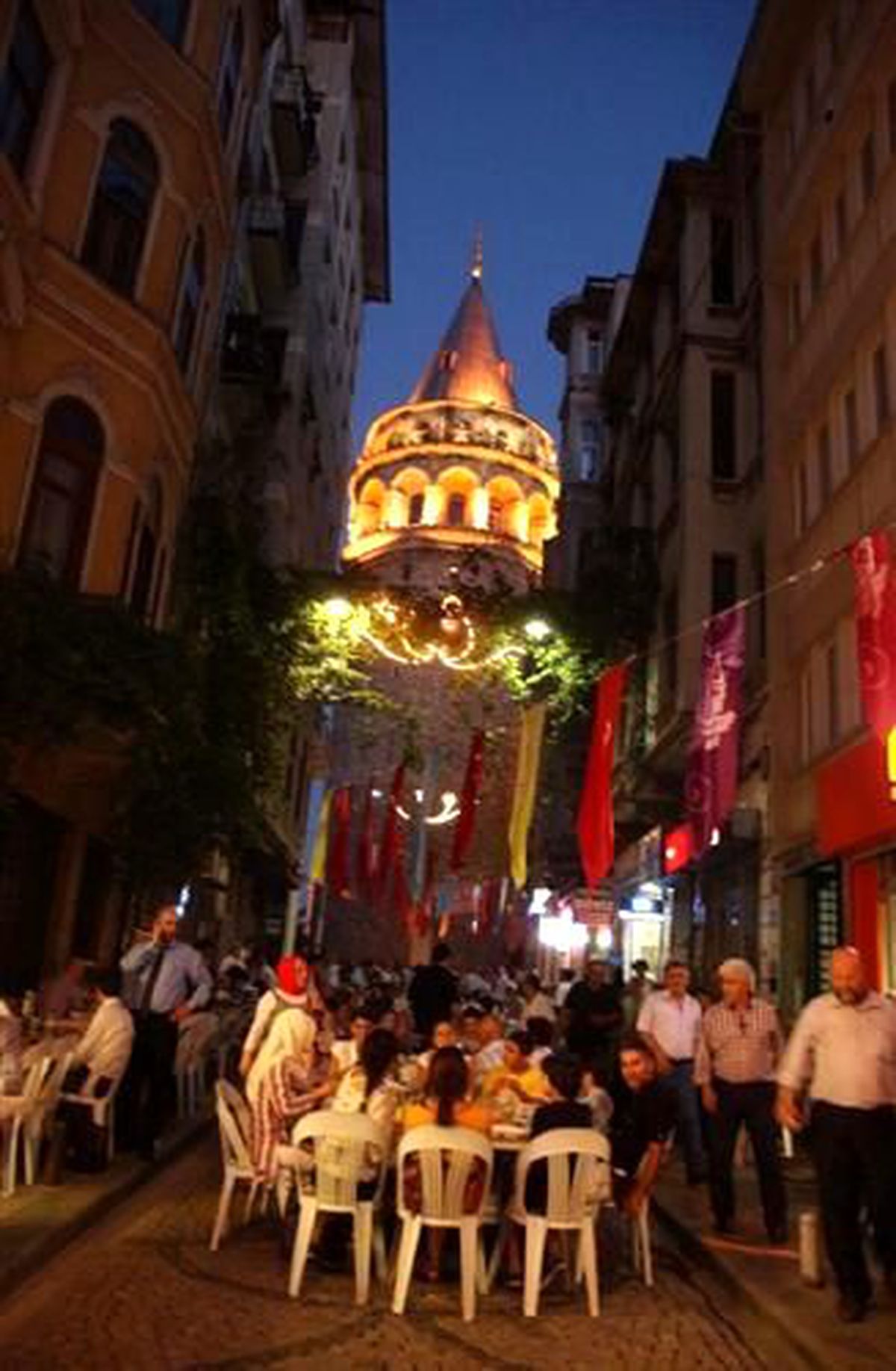 Galata Kulesi Yanında İftar