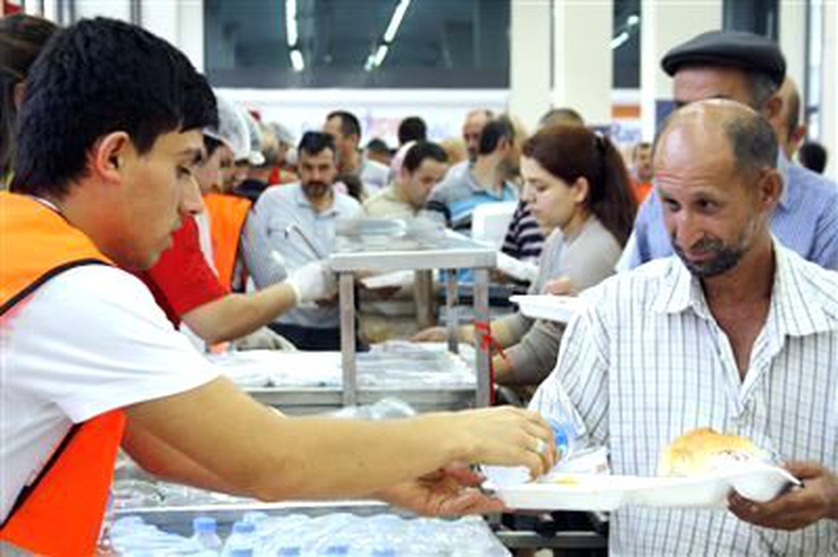 Gezici İftar Çadırı Ahullu Mahallesi\'ndeydi