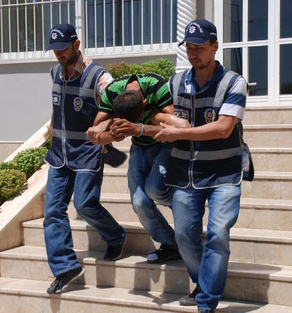 Gündüz Pazarda Civciv Satıp, Gece Hırsızlık Yapmışlar