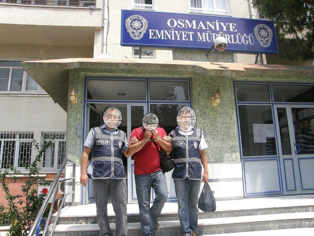 Hem Dolandırıcı Hem Defineci