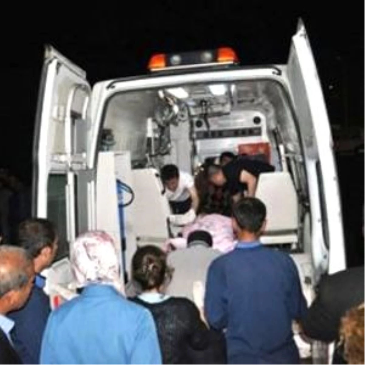 Hizan\'da Kayalıklardan Düşen Genç Ağır Yaralandı
