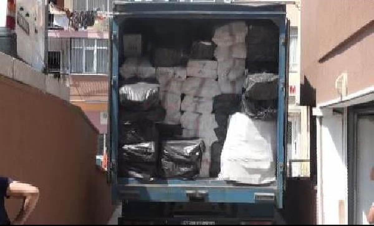 İzmir\'de 271 Bin Paket Kaçak Sigara