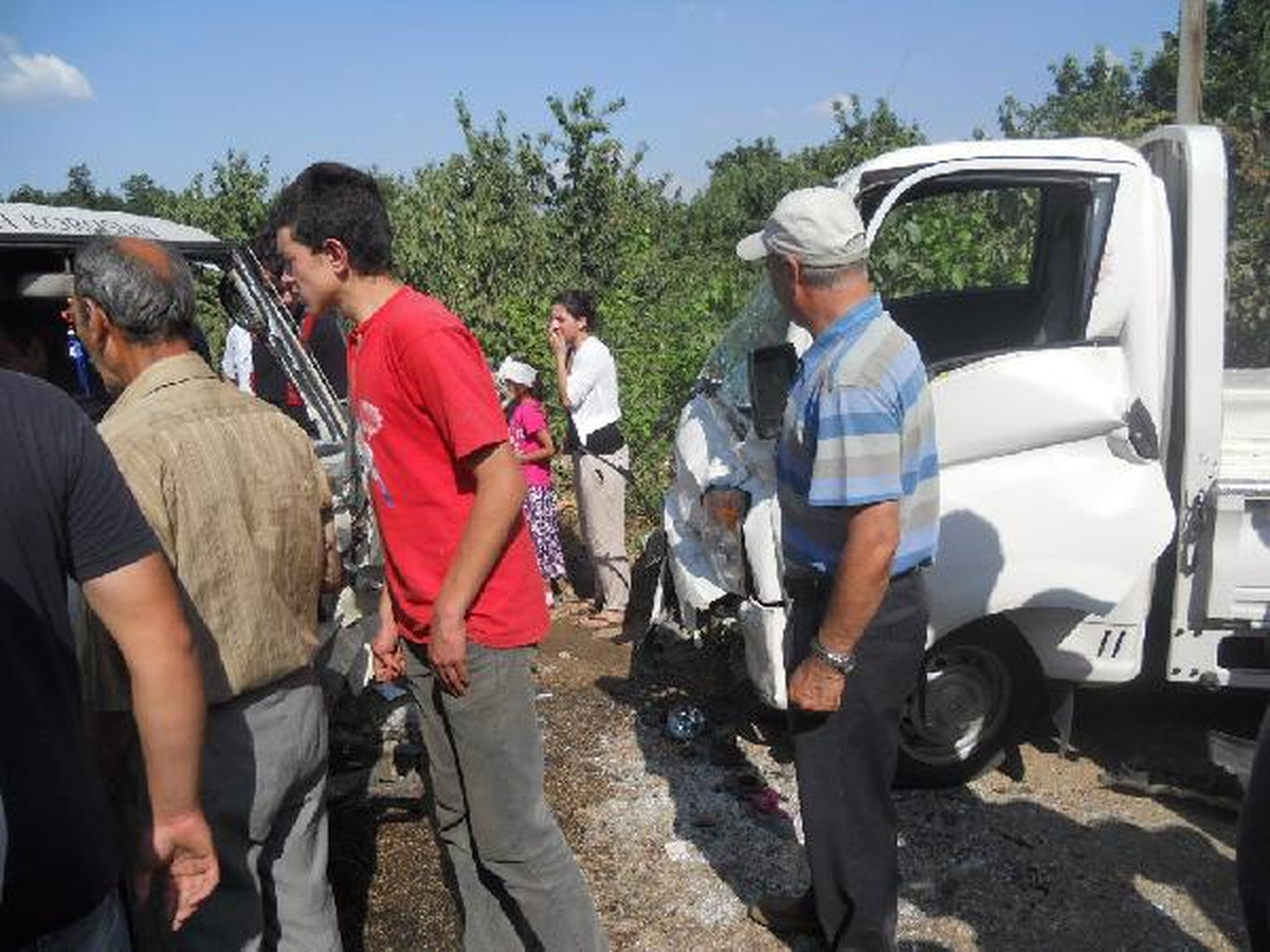 Kamyonetler Çarpıştı: 2 Yaralı