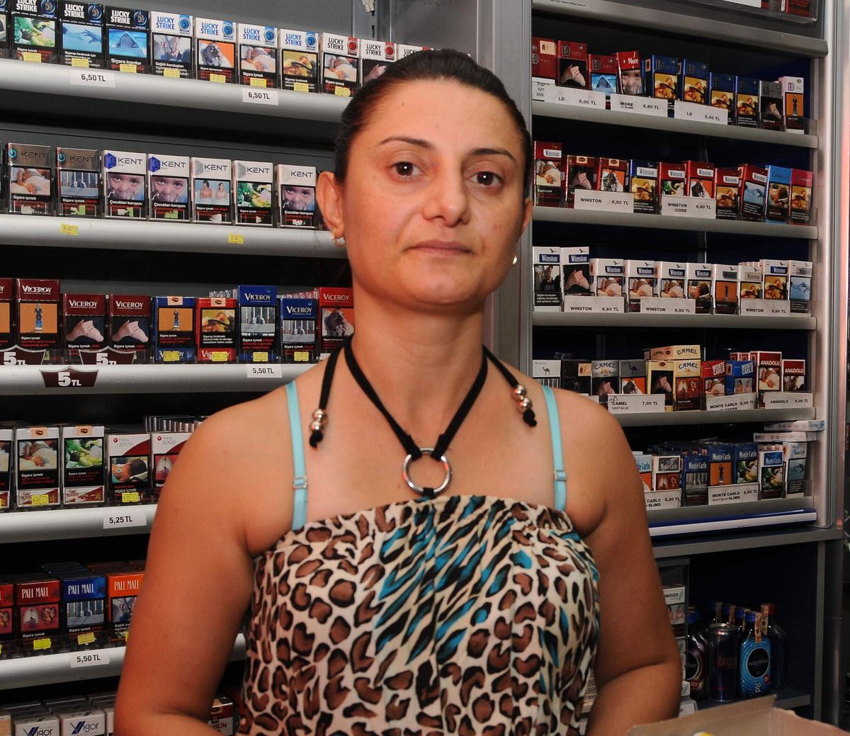 Kırık Yumurtalarla Market Sahibini Oyalayıp Kasayı Soydular