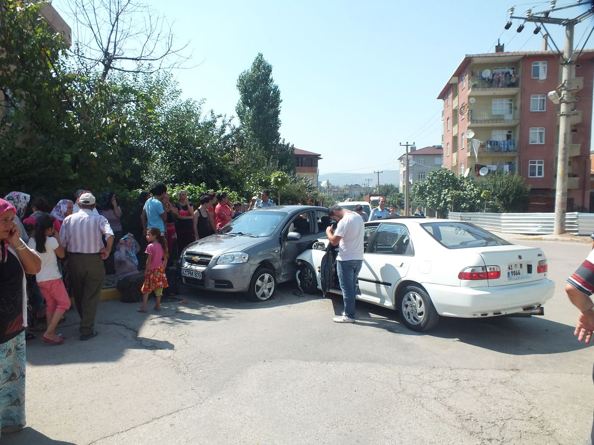 Kocaeli\'nde Trafik Kazası: 3 Yaralı