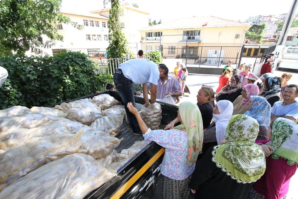 Konak Belediyesi\'nden İftar Sofralarına Patates Dopingi