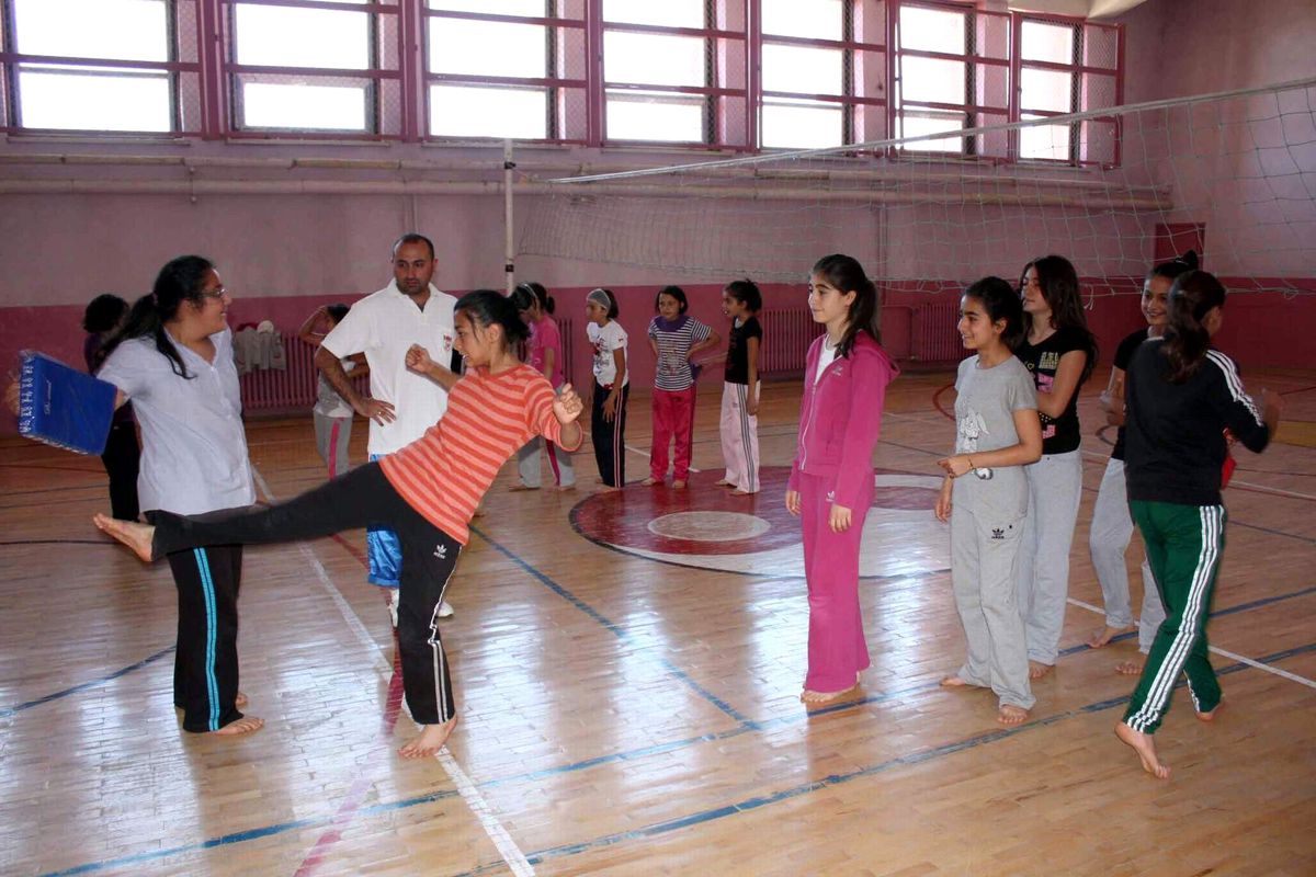 Kur\'an Kursu Öğrencileri Tekvando Öğreniyor