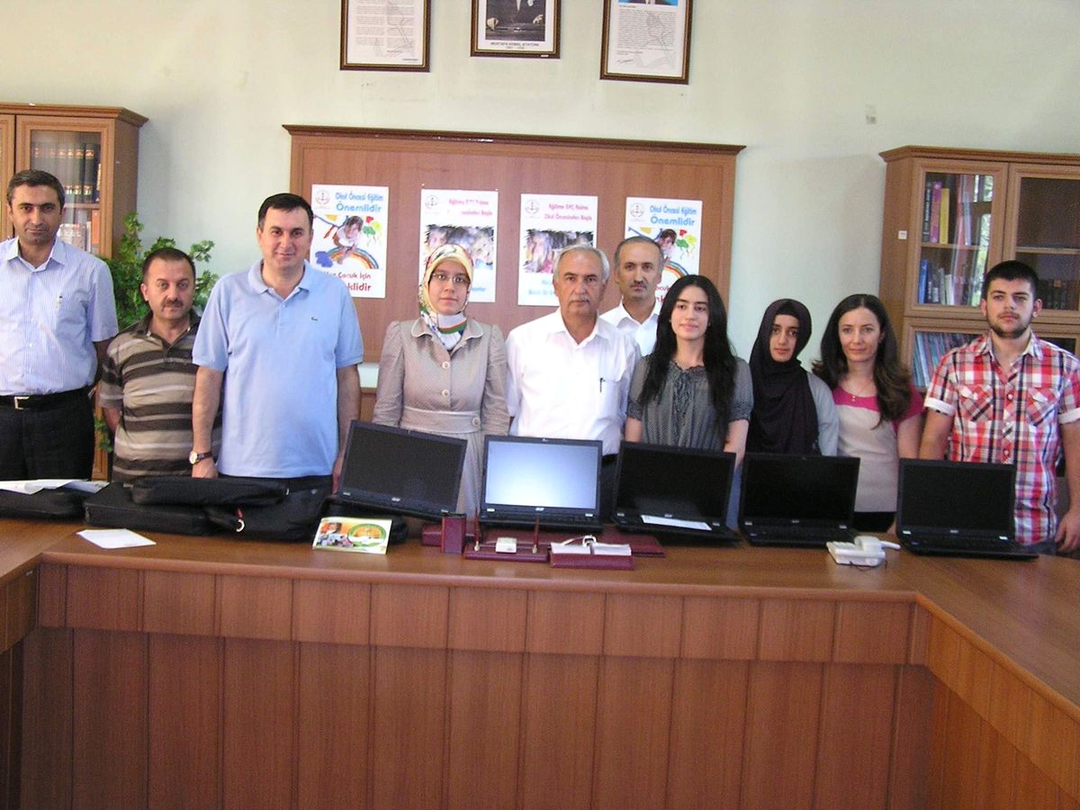 Lys\'de Dereceye Giren Öğrencilere Hediyeleri Verildi