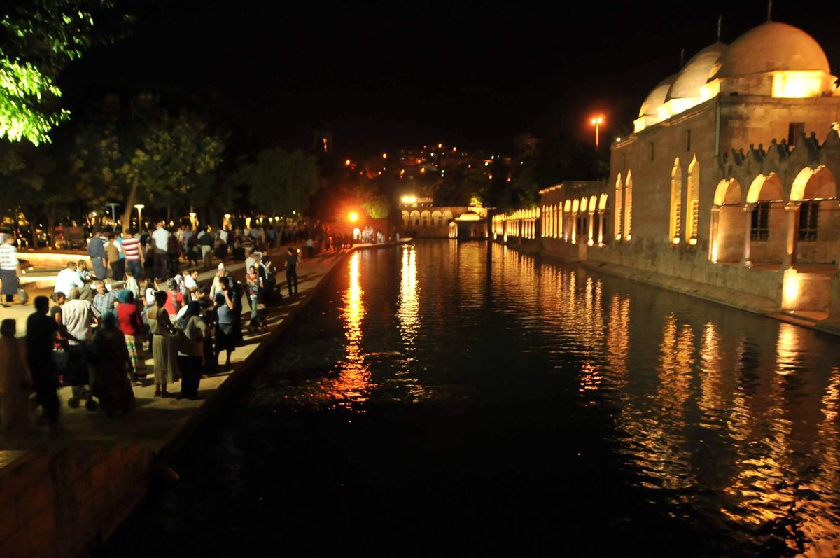 Ramazan\'ı Balıklıgöl\'de Yaşıyorlar