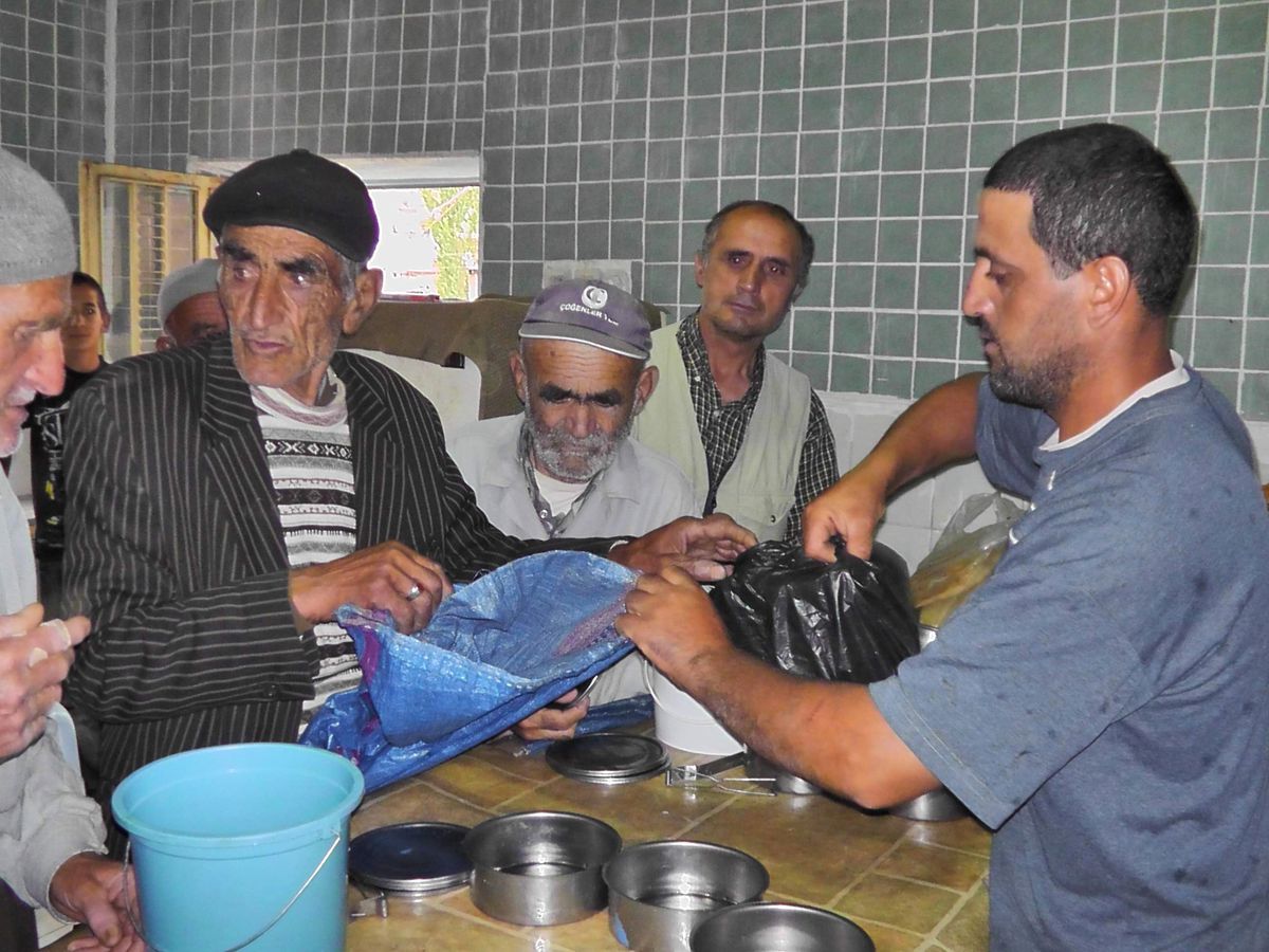 Ribat Aşevi İftar Yemeğini İhtiyaç Sahibinin Ayağına Götürüyor