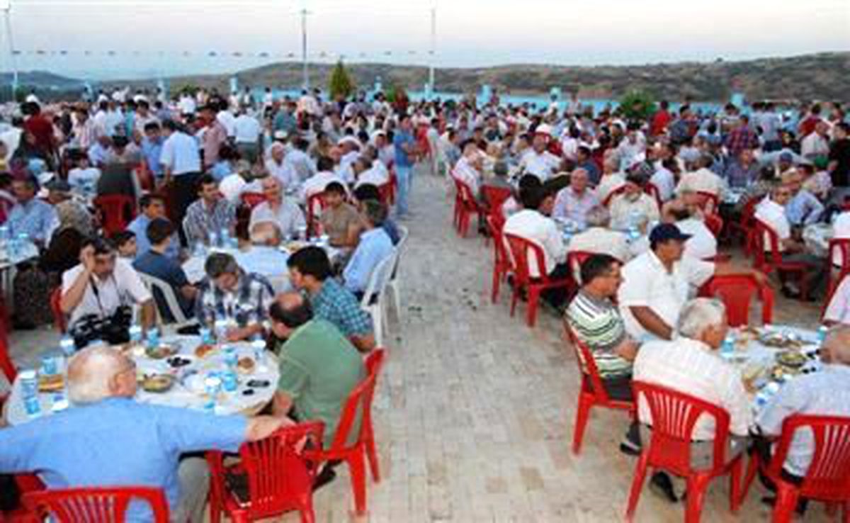 Tanrıverdi, Kula\'da İftar Yemeğine Katıldı