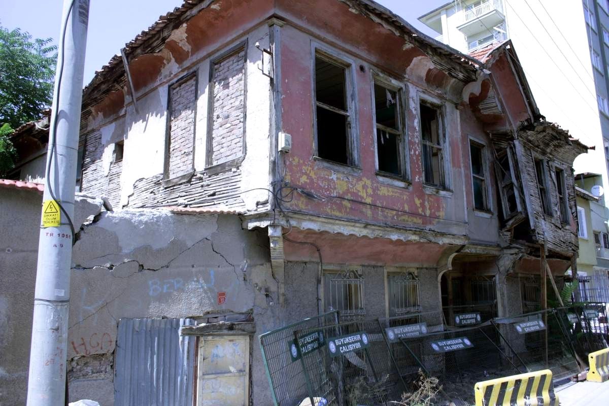 Tarihi Bina Sahiplerini Bekliyor
