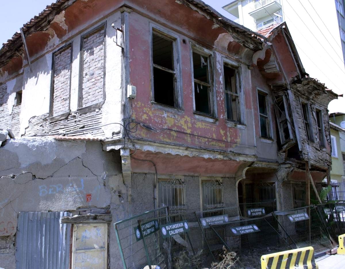 Tarihi Bina Sahiplerini Bekliyor