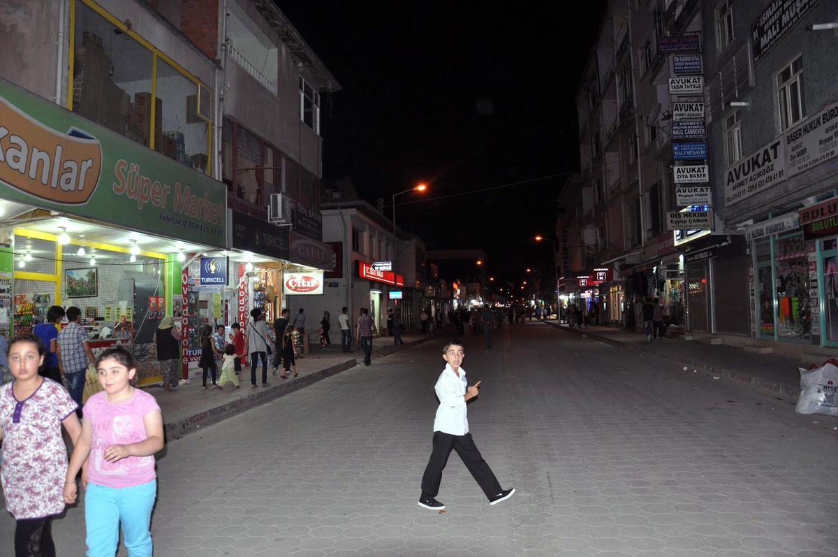 Trafiğe Kapatılan Sorgun Cumhuriyet Caddesinde Akşamlar Ramazan Eğelenceleri Düzenleniyor