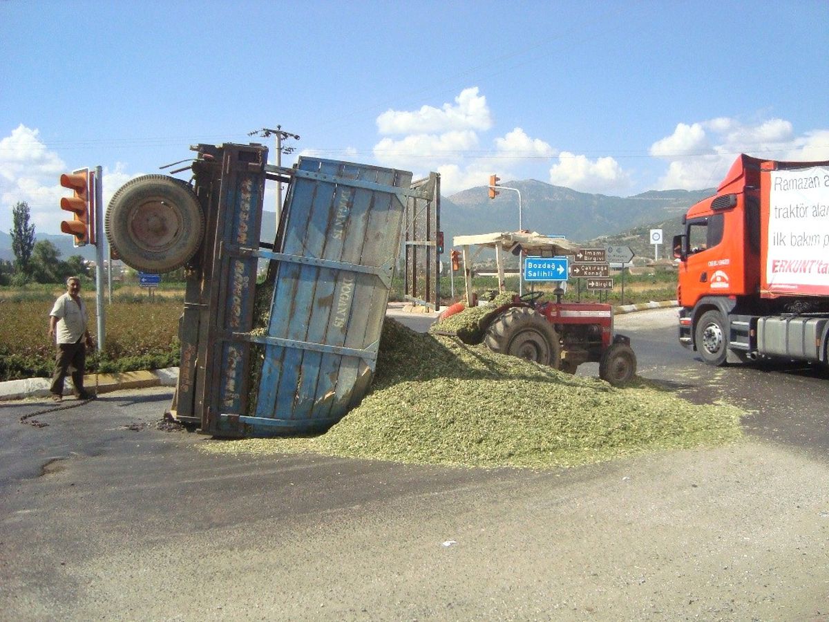 Traktörün Römorku Yol Ortasında Şaha Kalktı
