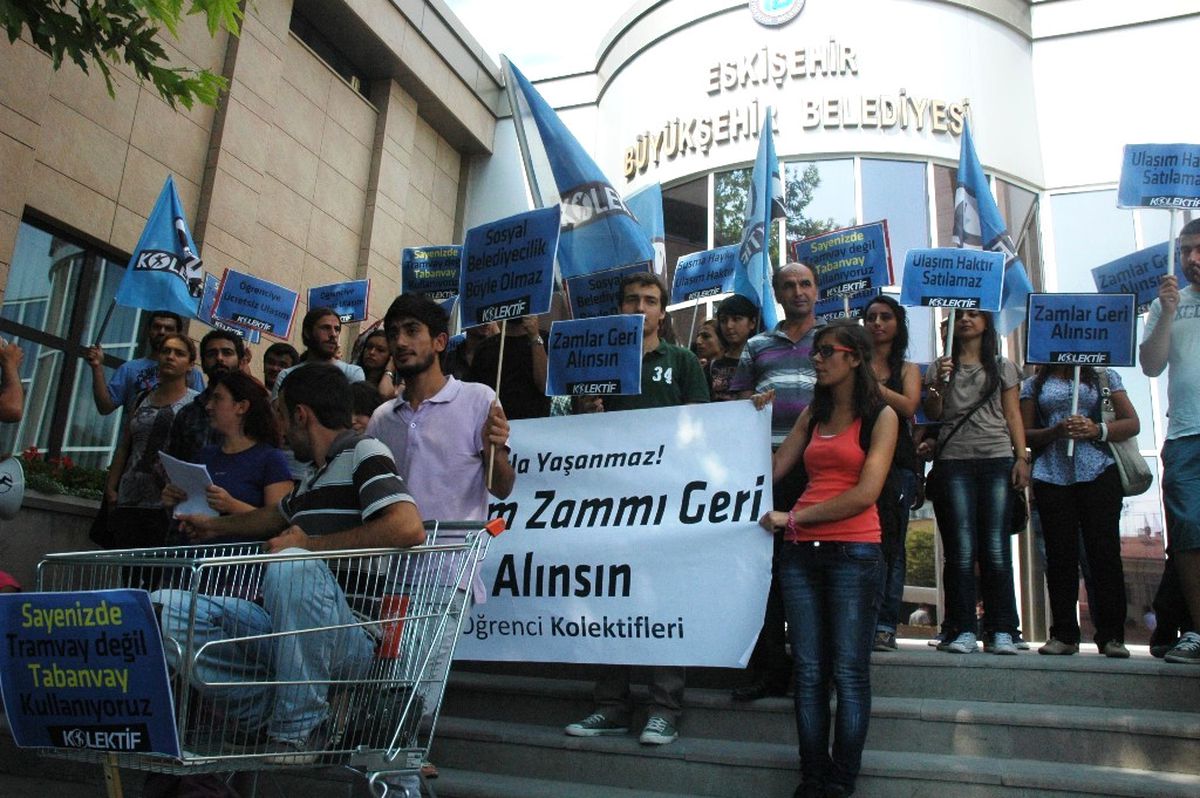 Üniversite Öğrencileri, Alışveriş Arabalarıyla Ulaşım Zammını Protesto Etti