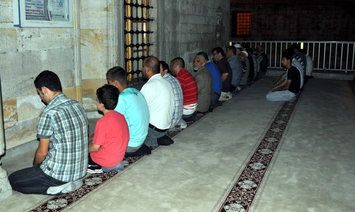 Vatandaşlar Karanlıkta Namaz Kıldı