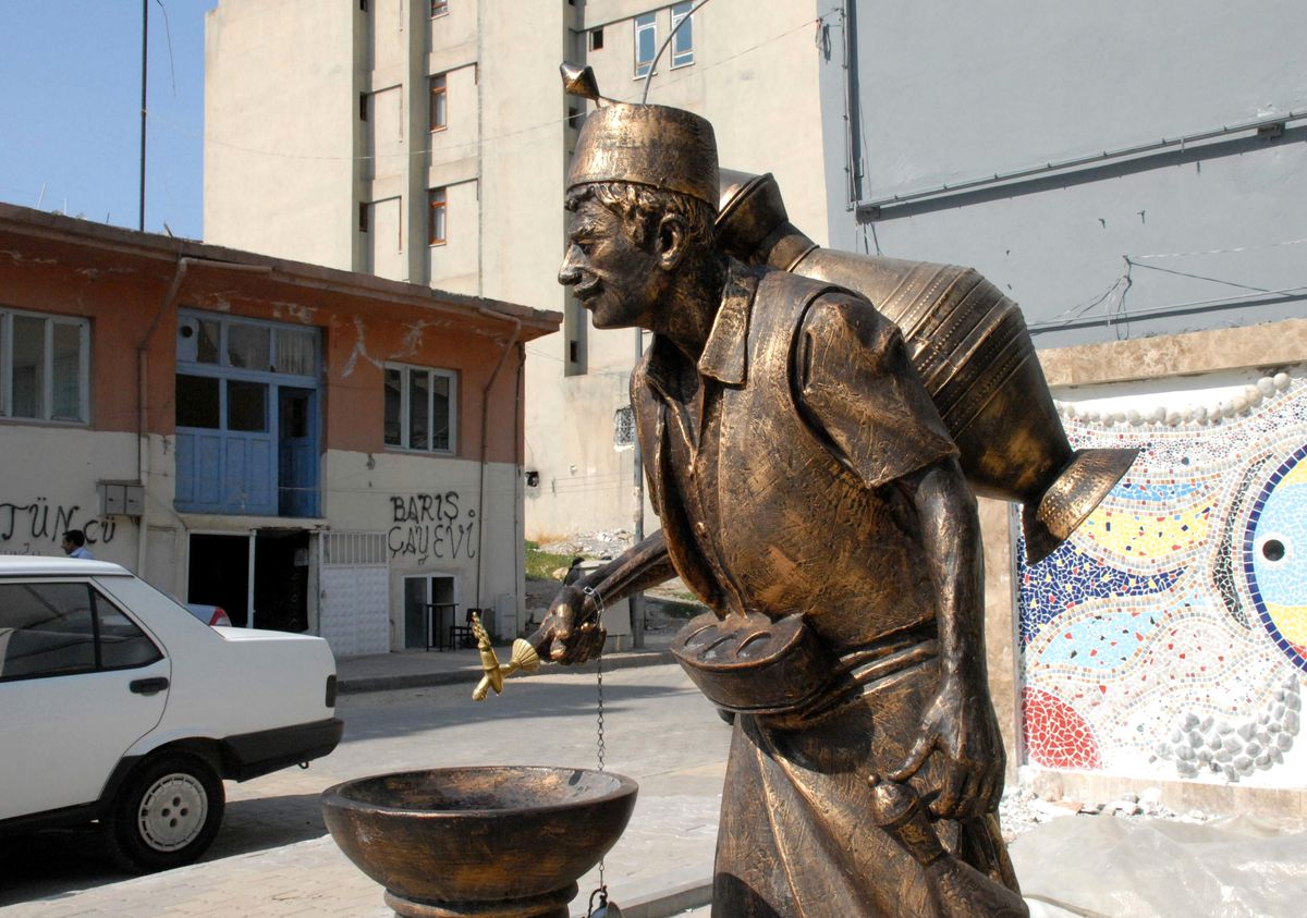Adıyaman\'a Şerbetçi Heykeli