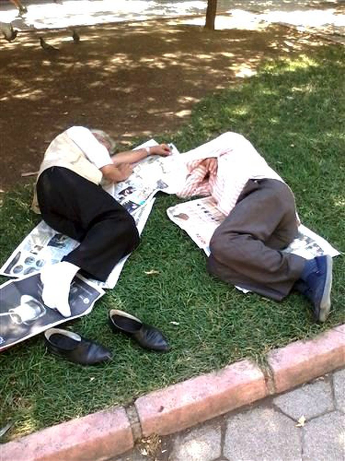Ağaç Gölgesinde İftar Saatini Bekliyorlar