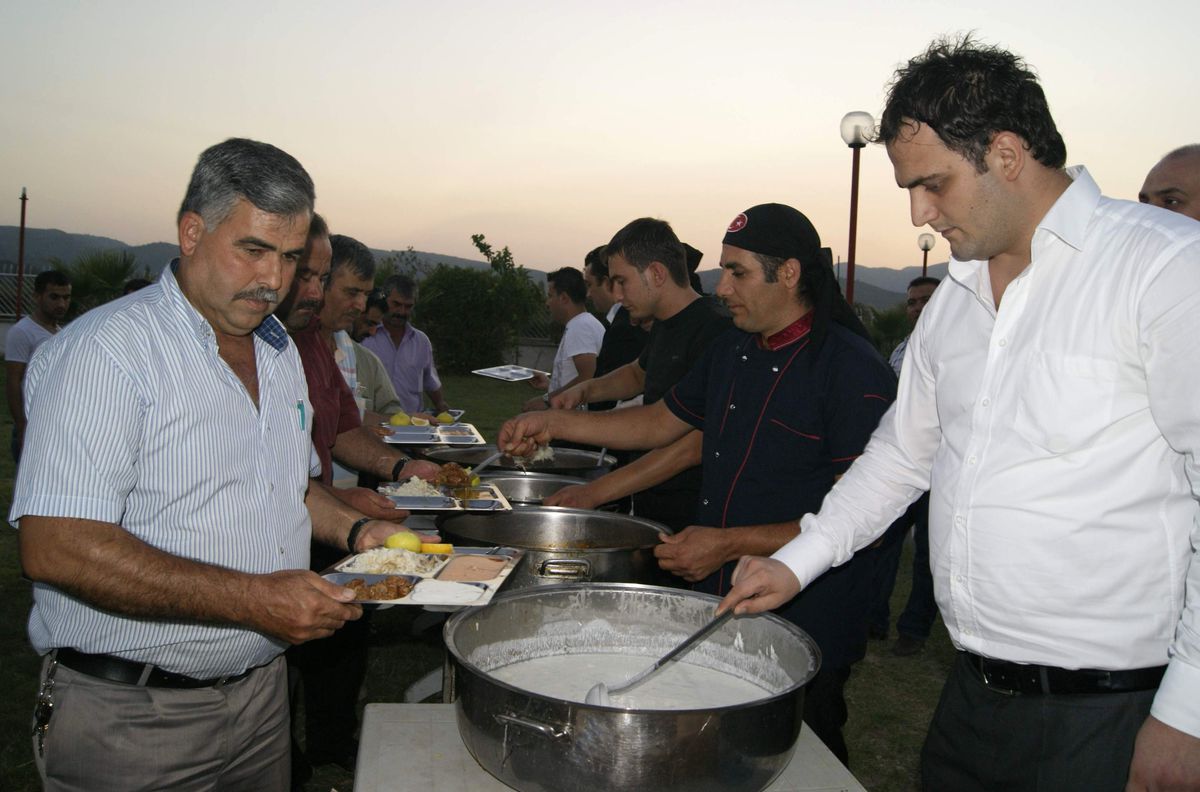Ayto, Ortaklar\'da İftar Sofrası Kurdu