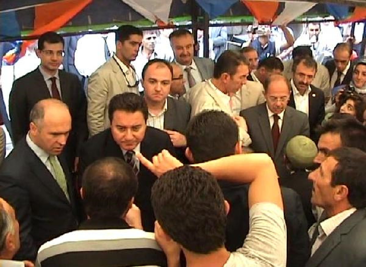 Babacan ve Akdağ'ın Arasında Bıyık Şov Yaptı