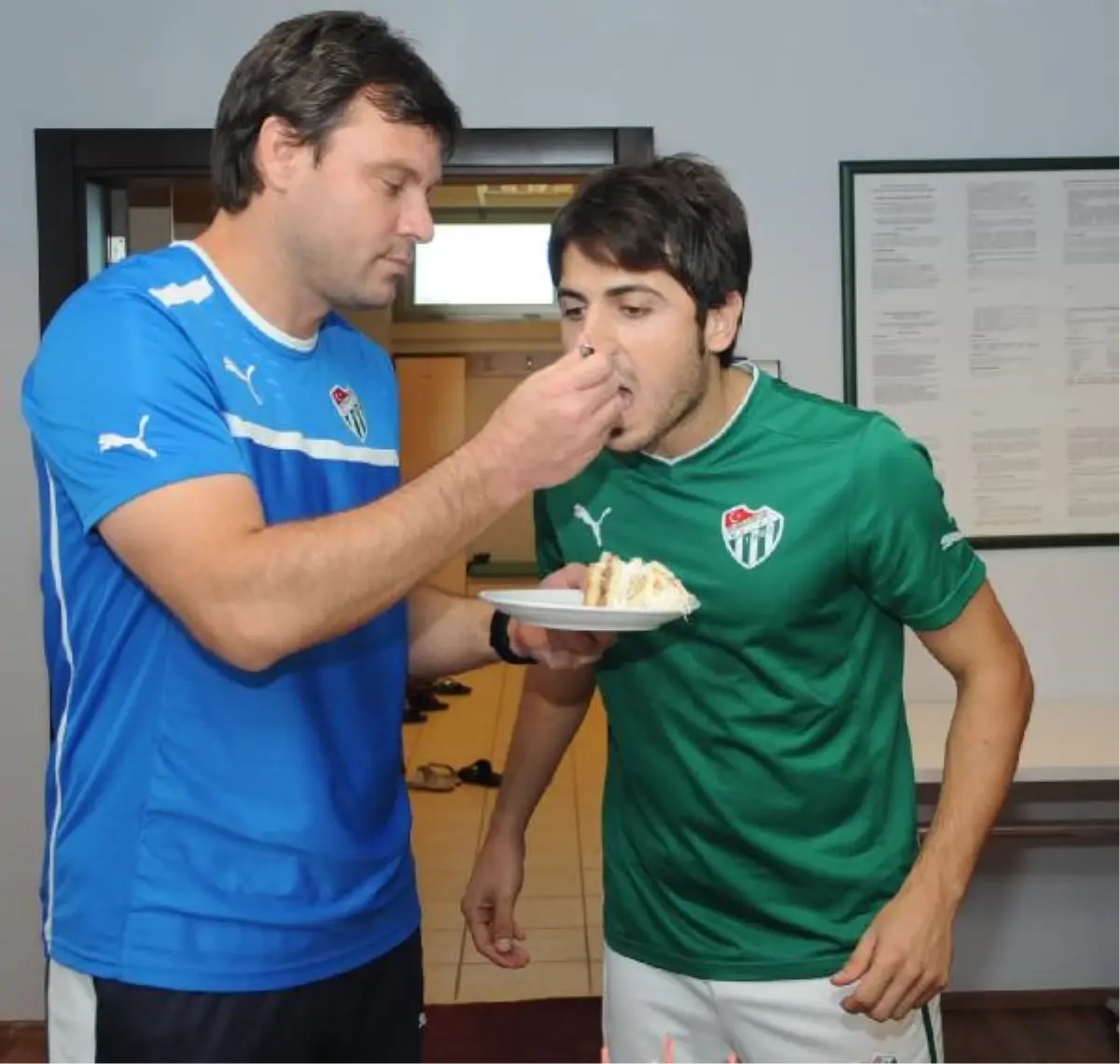 Bursasporlu İsmail Doğum Günü Pastasını Hocasının Elinden Yedi