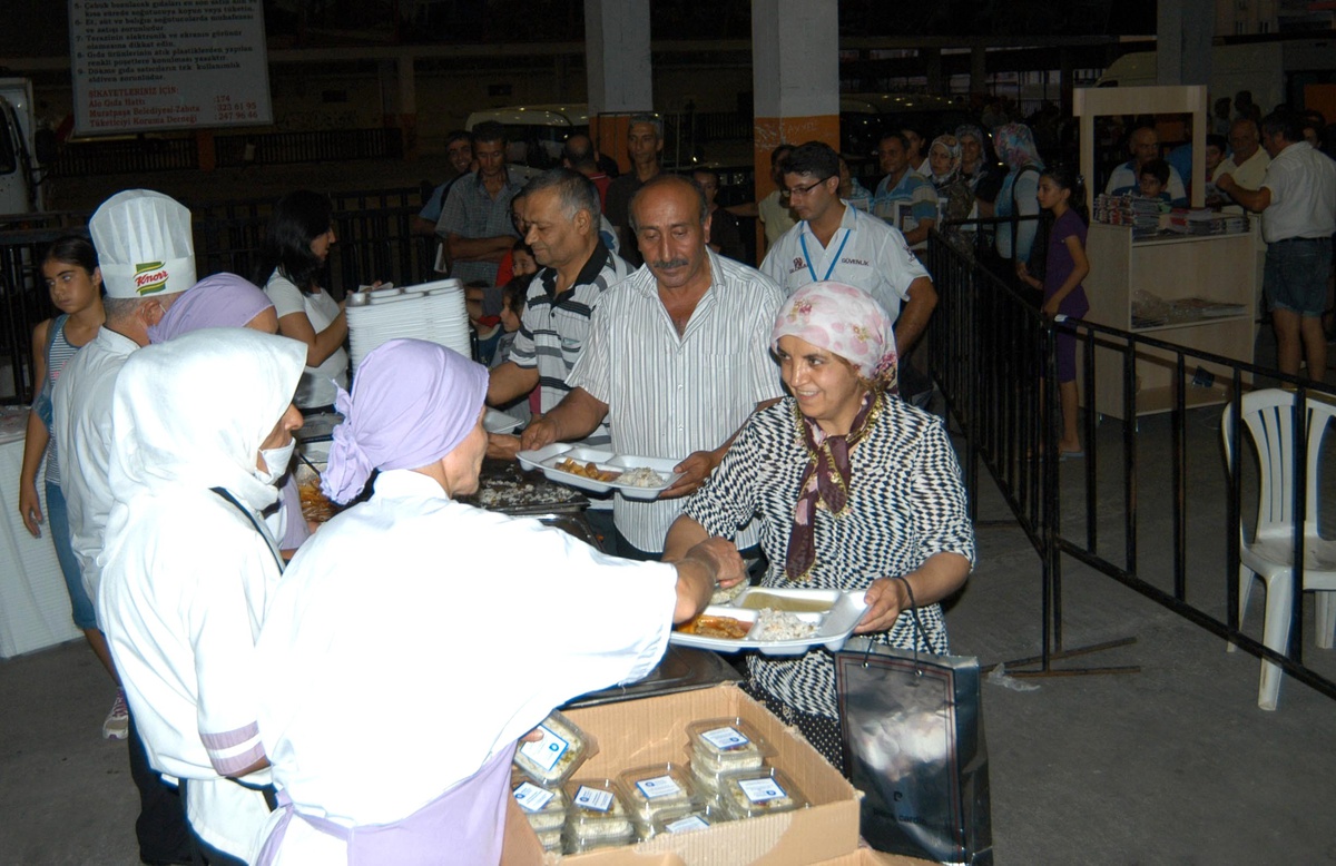 Büyükşehir\'in İftar Sofrası Çarşamba Pazarı\'nda Kuruldu