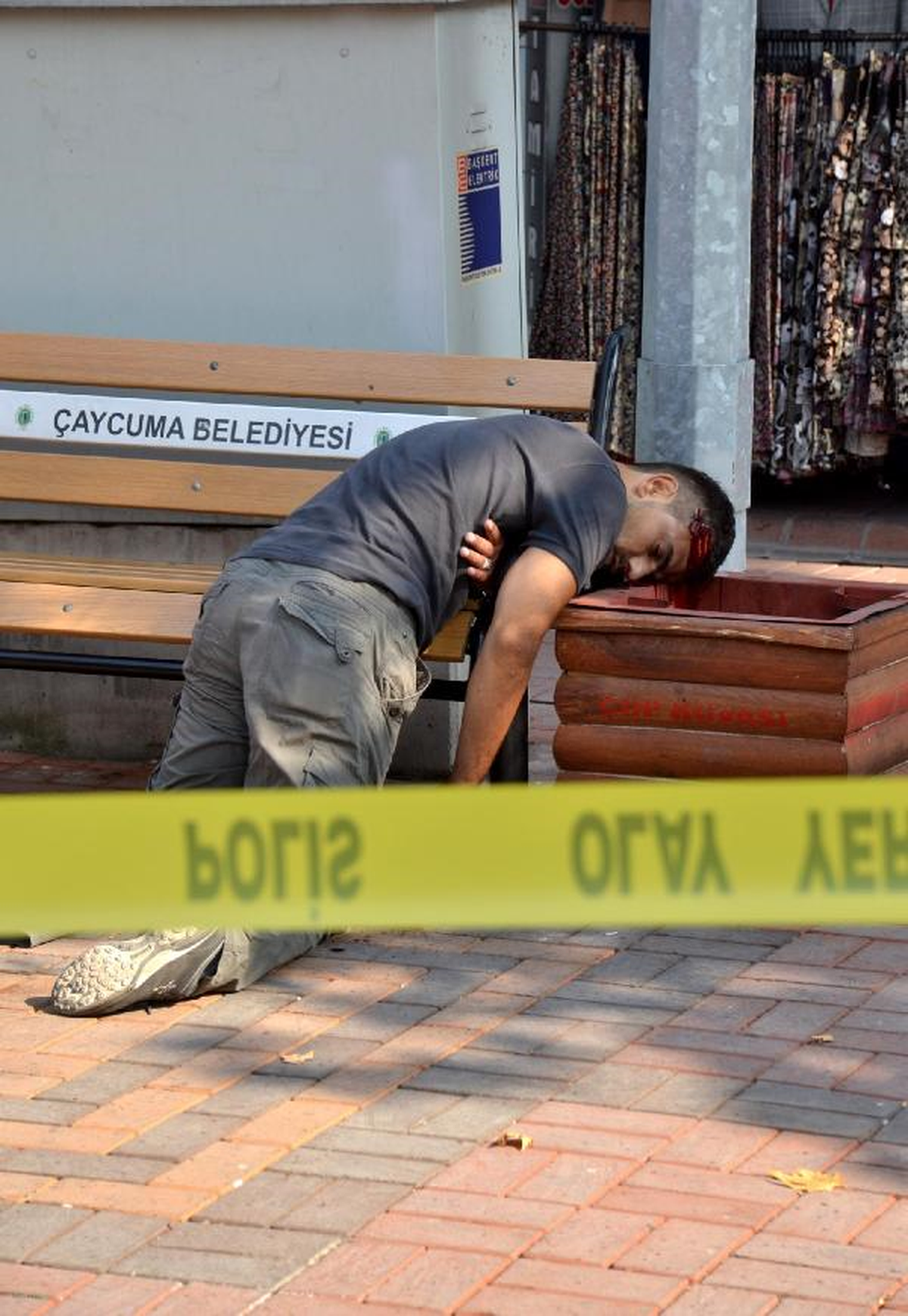 Cadde Ortasında Tabancayla İntihara Kalkıştı