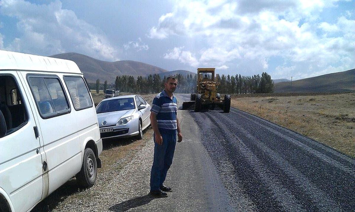 Demirözü\'nde Yol Yapım Çalışmaları Sürüyor