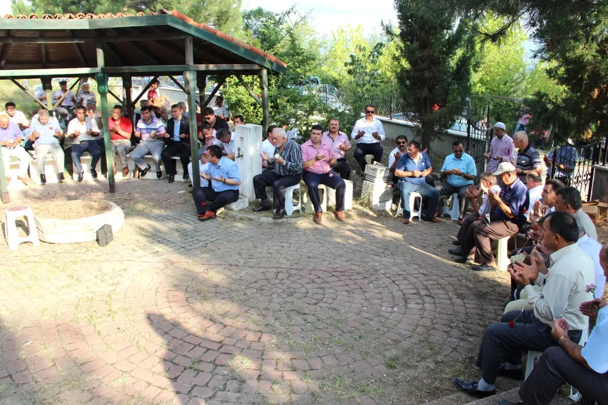 Denizer Mezarı Başında Anıldı