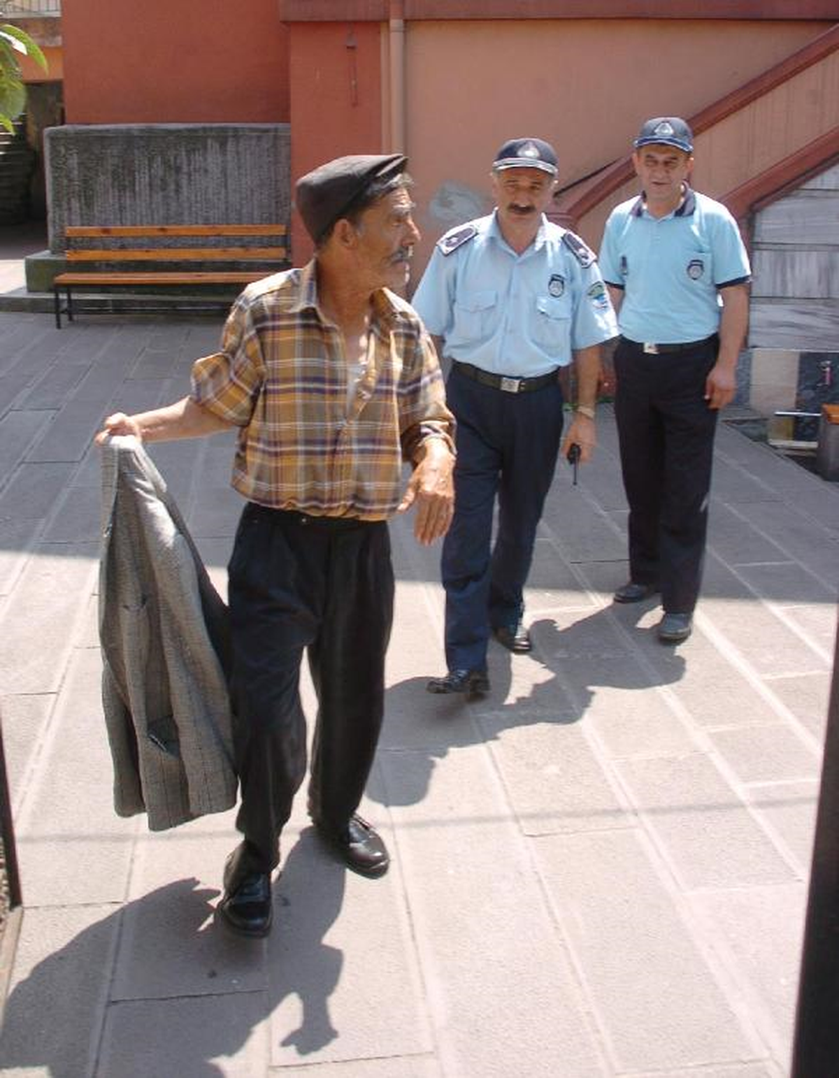 Dilenci Zabıtaya Yakalanmamak İçin Namaz Kılmaya Kalkıştı