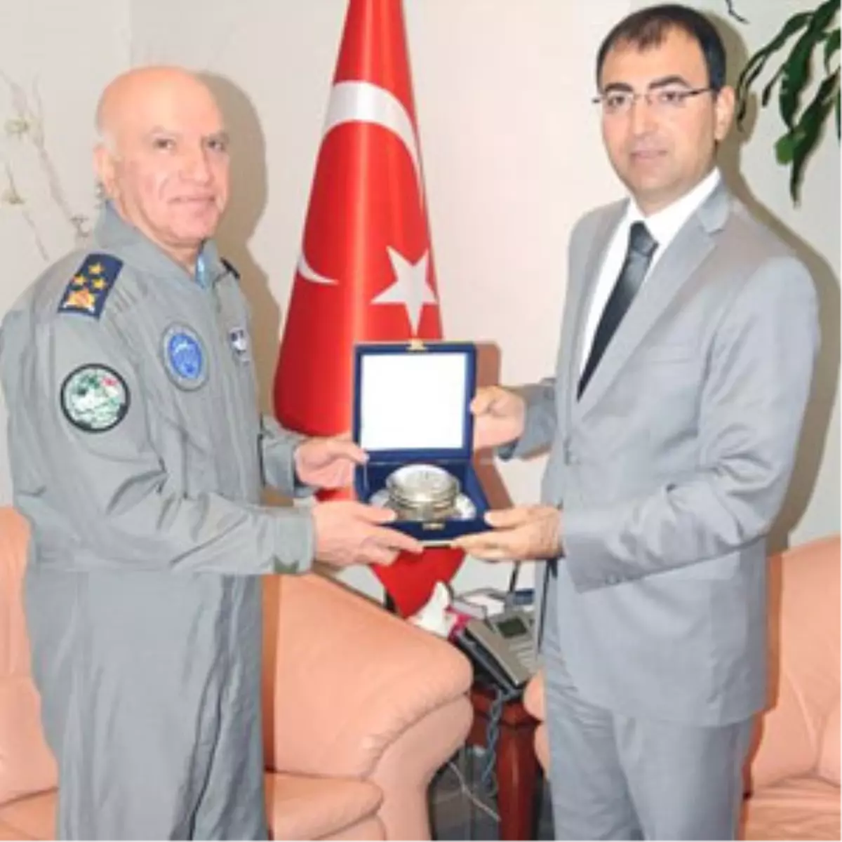 Emekli Olan Korgeneral Ağar, Vali Toprak\'ı Ziyaret Etti