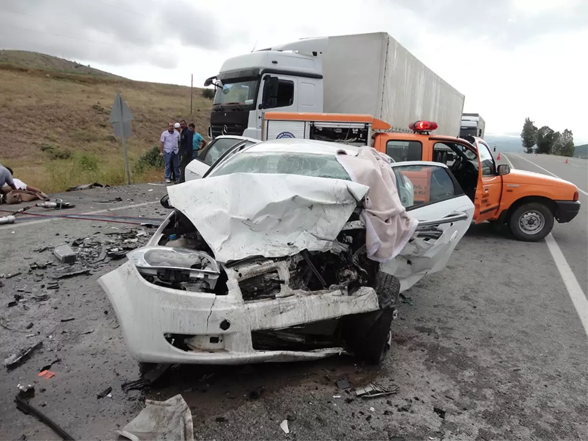 Erzincan\'da Trafik Kazası: 2 Ölü 1 Yaralı