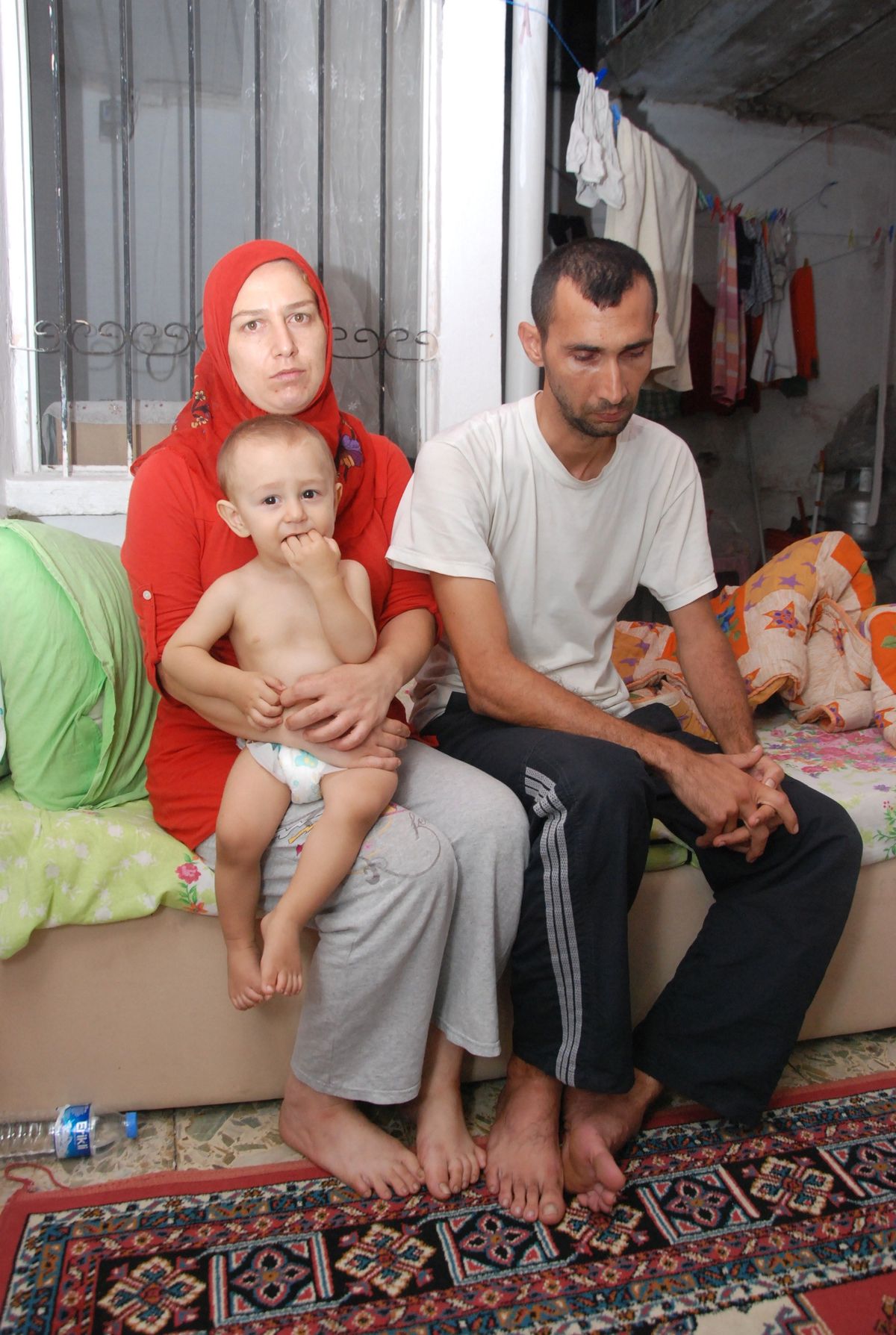 Evlerinden Çıkarılan Aile Kömürlükte Yaşam Mücadelesi Veriyor