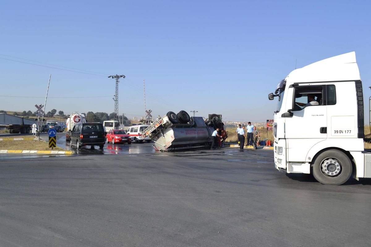 Freni Patlayan Su Tankeri Devrildi: 2 Yaralı