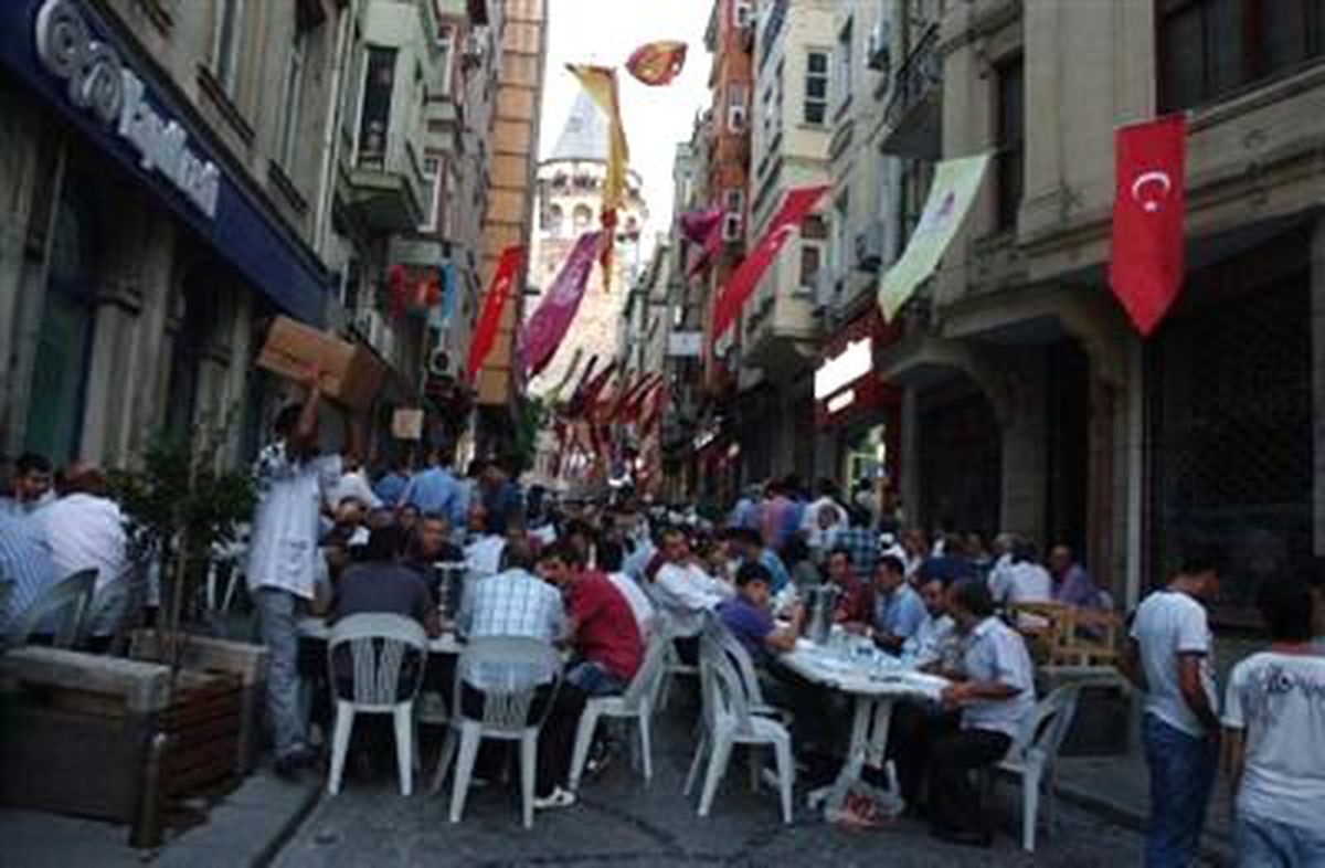 Galata Kulesi\'nin Yanında Sokak İftarı