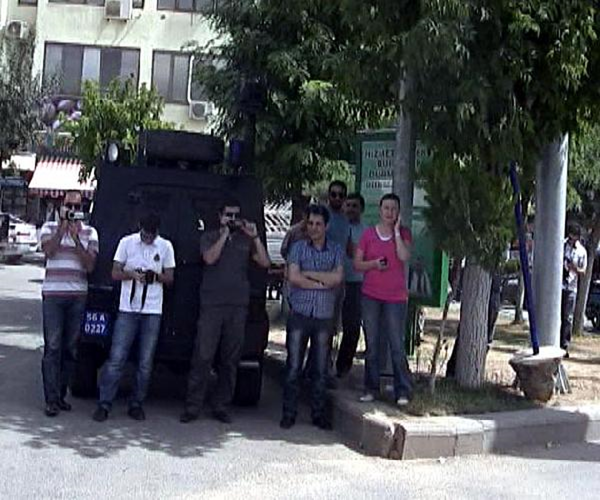 Görevden Düşürülen Başkan Sadak, Görüntü Çeken Polise Sert Tepki Gösterdi