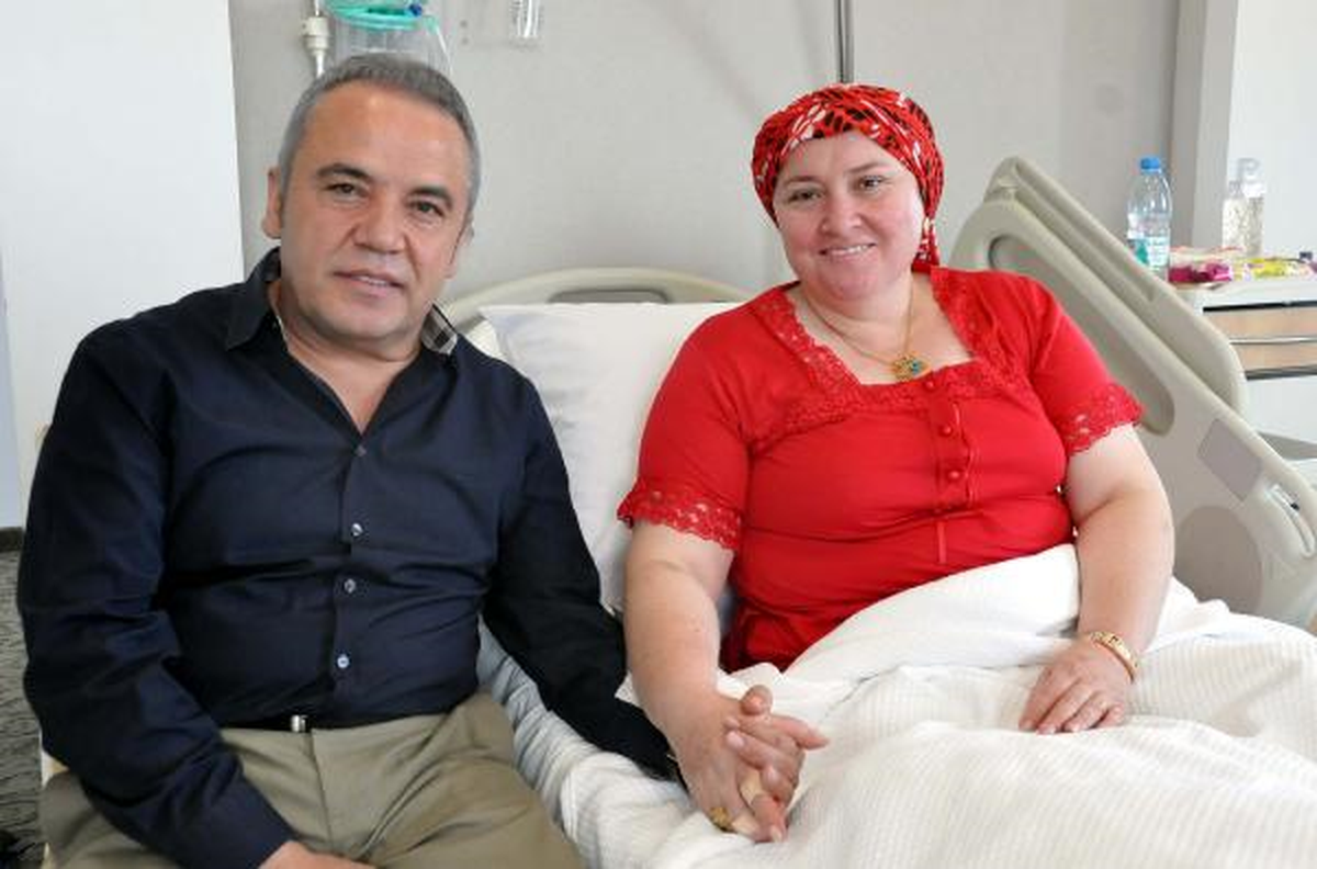 Kanser Tedavisi Gören Başkan Eşine Destek İçin Saçlarını Kazıttılar