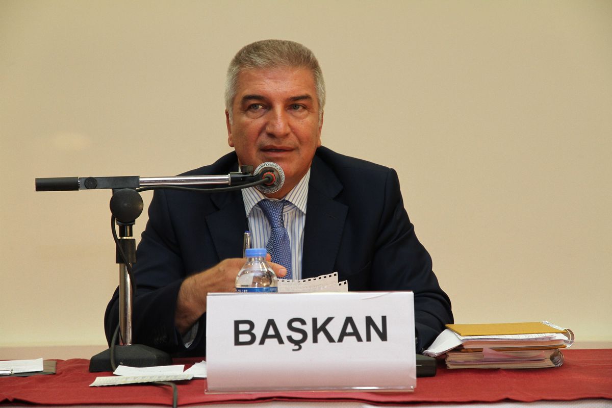 Karşıyaka Belediye Başkanı Cevat Durak\'ın Sosyal Medya Eleştirilerine Yanıtı Sert Oldu